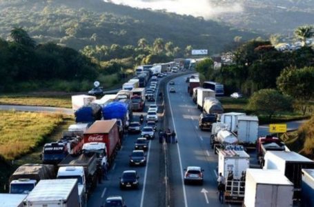 Caminhoneiros se mobilizam para nova paralisação.