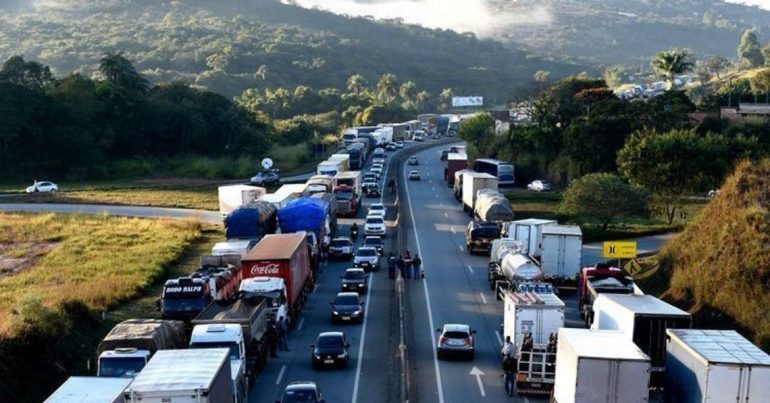 Caminhoneiros se mobilizam para nova paralisação.