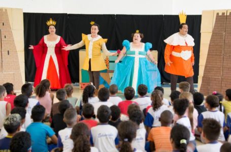 Peça teatral aborda temas da atualidade em escola de Itupeva