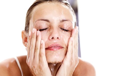 “Double cleansing”: por que limpar a pele duas vezes pode ser benéfico?