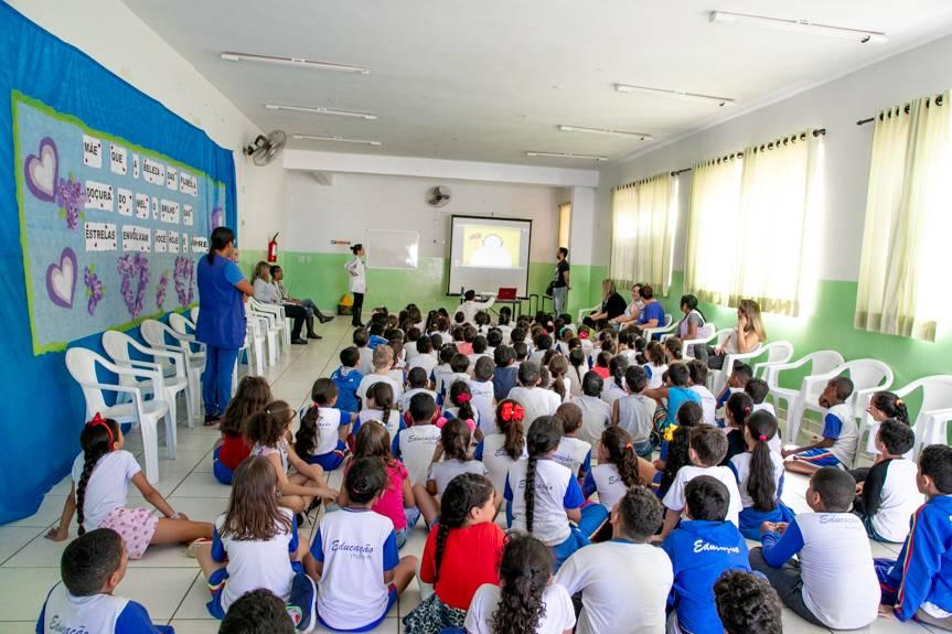 Parceria entre Saúde e Educação leva informação sobre a dengue para sala de aula
