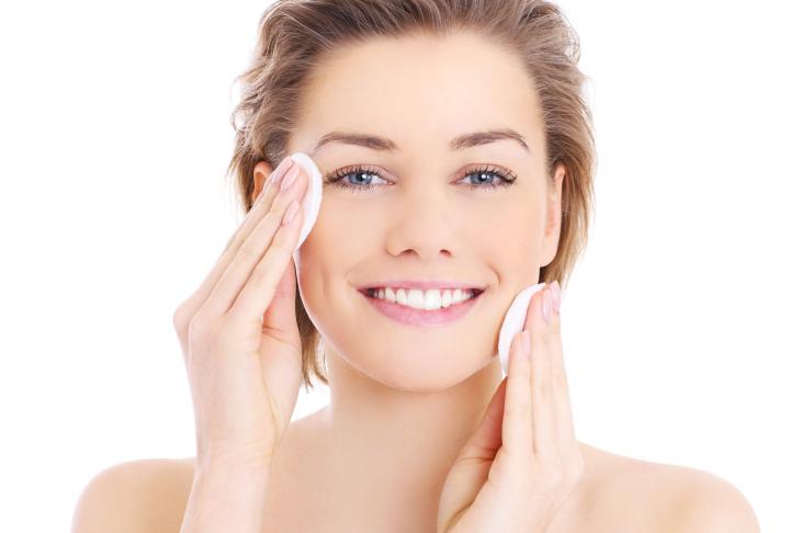 Tônico facial: conheça esse item de cuidado diário para a pele