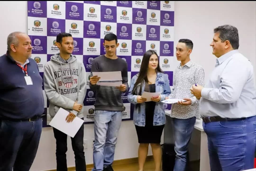 Estudantes do Manoel recebem certificados por trabalho ambiental voluntário