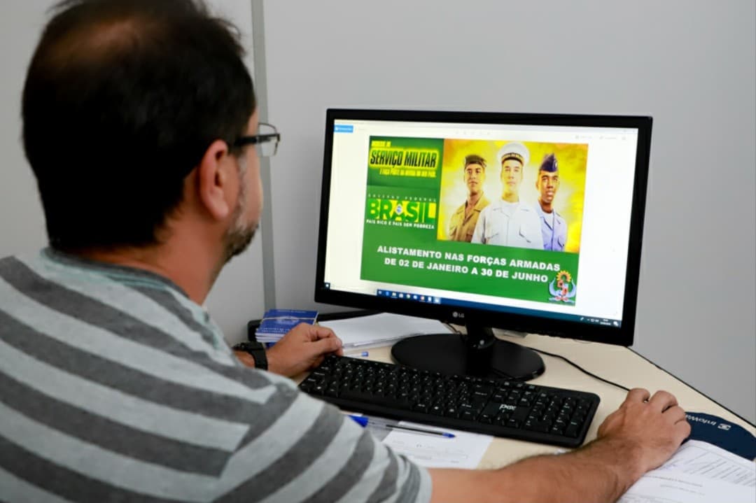 O alistamento militar para os jovens que completam 18 anos em 2019 continua aberto e termina no dia 28 de junho. O alistamento deve ser feito online, pelo site http://www.alistamento.eb.mil.br/. Prazo para o alistamento militar encerra no dia 28 de junho. Após a etapa online ser concluída, é necessário comparecer à Junta Militar para entregar os documentos, RG, CPF, Certidão de Nascimento e Comprovante de Residência (original), ou então, passaporte e carteira de identificação funcional. Aqueles que não tiverem condições de efetivar o alistamento online devem comparecer pessoalmente na Junta Militar de Itupeva, munidos dos mesmos documentos citados acima. “Sempre destacamos a importância do alistamento, jovem que não se alistar no prazo, além da multa, será impedido de tirar passaporte. Além de ser empossado em cargo público, entre outras sanções”, comentou o secretário da Junta de Serviços Militares, Irineu Fernandes. A sede da Junta de Serviço Militar está localizada na avenida Hildebrando Ferraz, 192, no centro de Itupeva, ao lado do Sobam.