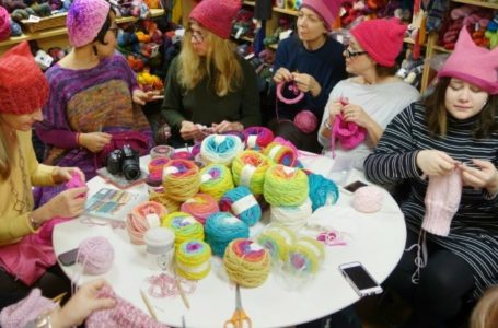 Coletivo de mulheres confecciona gorros para moradores de rua na Capital