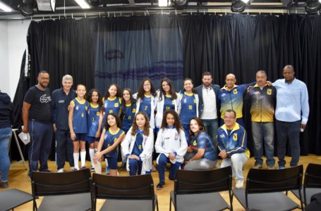 Equipe sub 14 de Vôlei feminino de Cajamar recebe novos uniformes