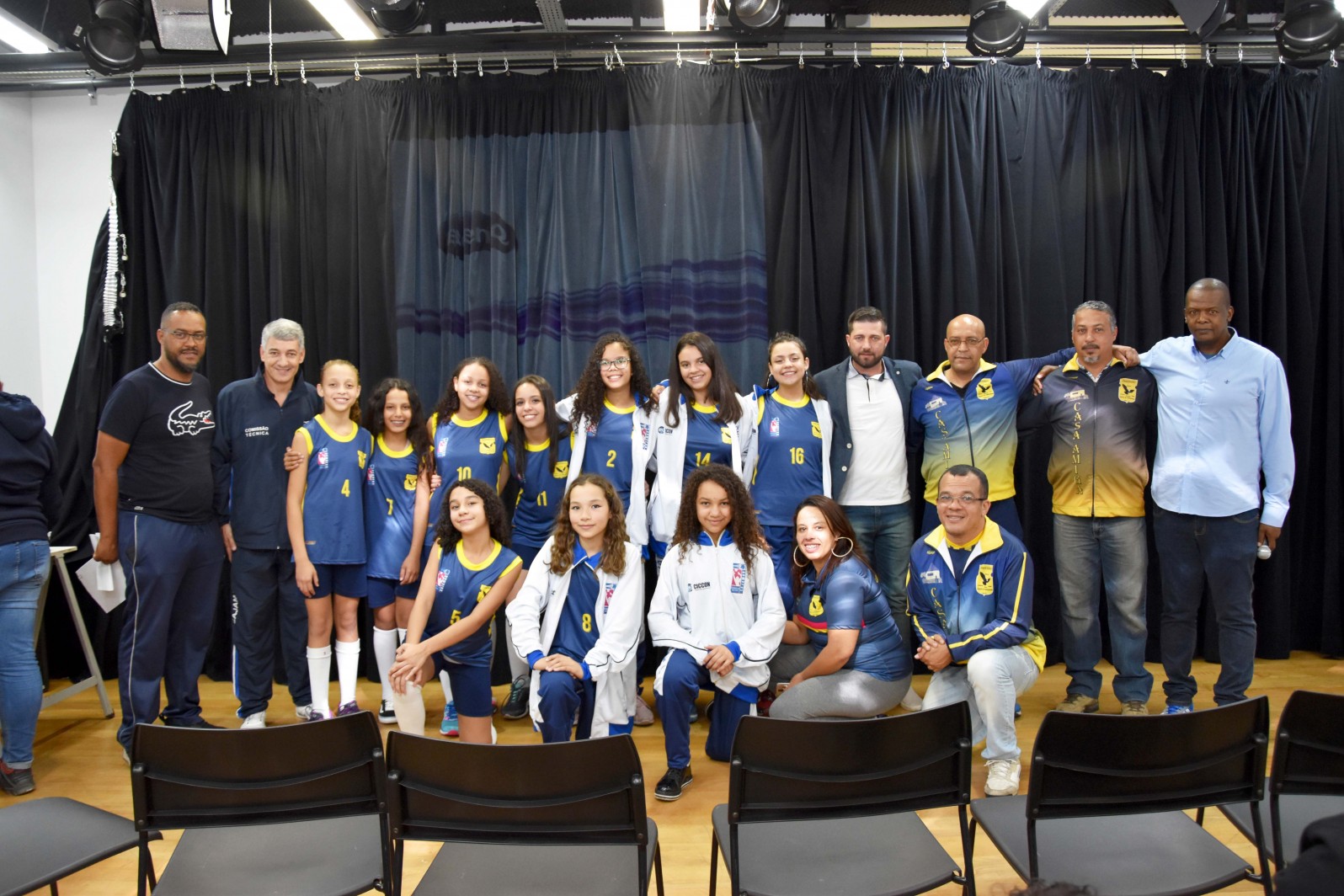 Equipe sub 14 de Vôlei feminino de Cajamar recebe novos uniformes