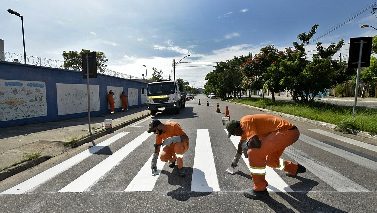 Desde fevereiro deste ano, a UGMT vem aplicando a técnica de pintura a quente na sinalização viária municipal, uma tecnologia que traz mais qualidade e durabilidade ao serviço. Segundo o gestor da UGMT, Silvestre Ribeiro, isso significa um maior espaço de tempo até a próxima vez em que as equipes terão de voltar para refazer o trabalho em um mesmo local. “A manutenção da sinalização nas escolas, por exemplo, era feita duas vezes ao ano, e agora será feita uma vez a cada dois anos. Como resultado, levamos mais qualidade e longevidade ao sistema”, explica. A sinalização de solo é feita de acordo com os estudos da UGMT, mas também em atendimento a solicitações do cidadão pelo serviço 156, sendo priorizadas as questões de segurança. Mais recentemente a manutenção da sinalização foi realizada, de forma concentrada, na região do Centro e nos bairros Vila Arens e Ponte São João. Escolas Em janeiro, a UGMT deu início ao programa de repintura da sinalização de solo nas vias próximas às escolas municipais, fundamental para orientar motoristas e pedestres. Até agora, foram pintadas as sinalizações em 90 das 112 escolas existentes, totalizando 9.193 metros quadrados, com conclusão prevista para a primeira semana de julho.