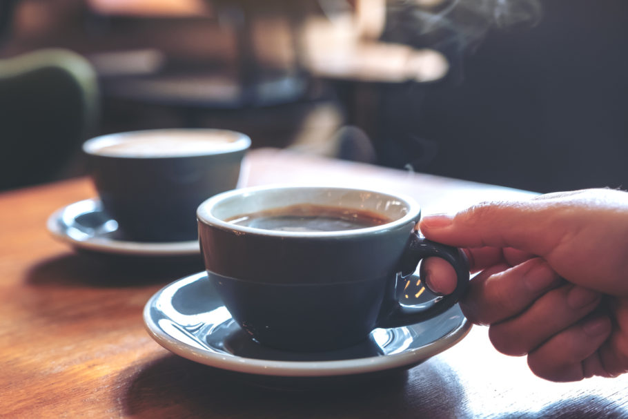 Excesso de café aumenta chance de pressão alta em pessoas predispostas