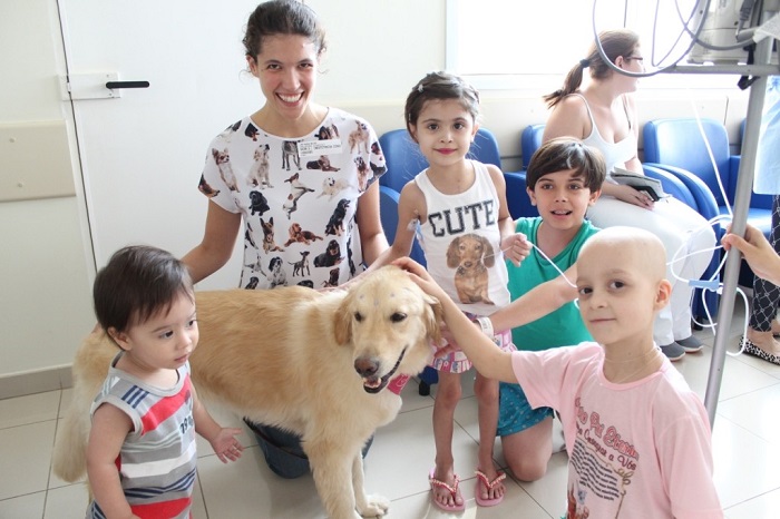 Projeto de humanização leva coral e cães a hospital de Brasília