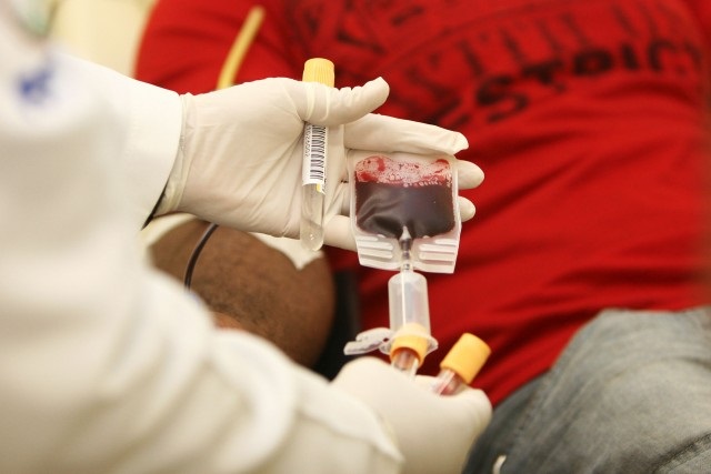 Estudantes recebem prêmio por aplicativo que estimula doação de sangue