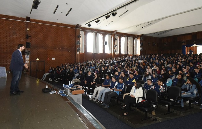 Prefeito de Jundiaí fala sobre carreira a 500 jovens do CIEE