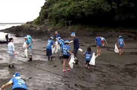 Voluntários coletam lixo das praias em várias partes do Japão