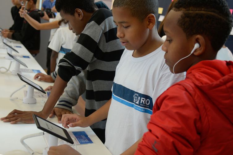 Menos da metade dos estudantes aprende sobre segurança na internet