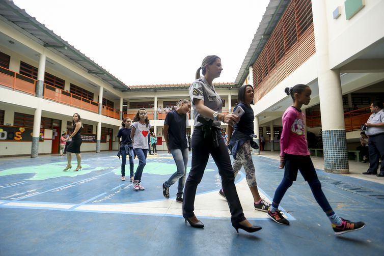 Policiais e bombeiros da ativa poderão atuar em escolas