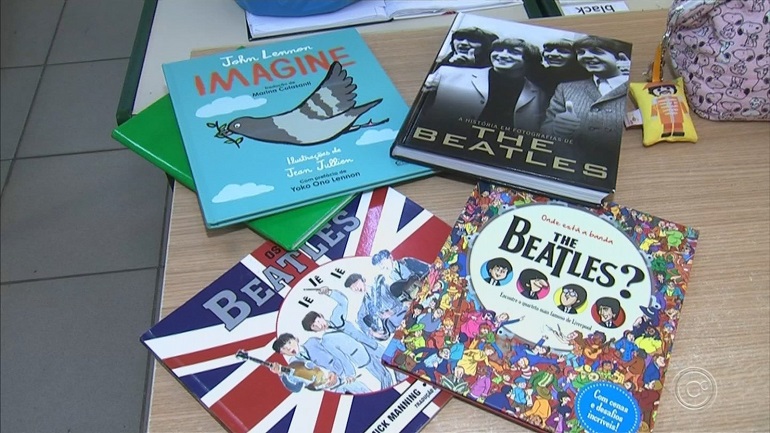 Professora que ensina inglês com músicas do Beatles  é finalista do ‘Educador Nota 10’