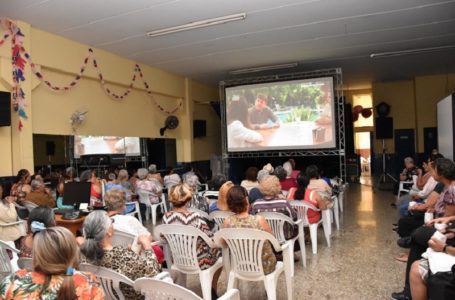 Núcleo do Idoso de Cajamar promove tarde de cinema