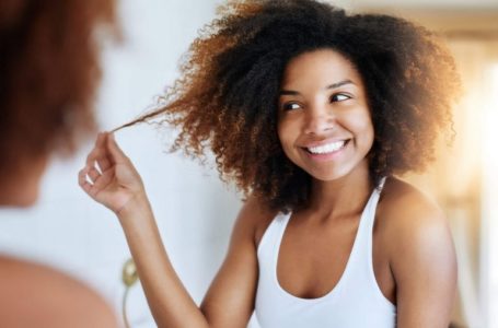 Dermatologista ensina a cuidar dos cabelos crespos e a conquistar cachos saudáveis e perfeitos