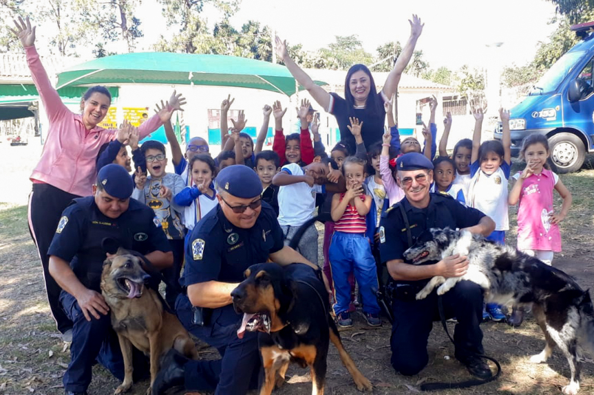 Show Dog da GCM faz apresentação e cativa alunos da Emefei Cássio Bussab