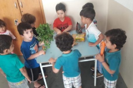 Alunos e pais da Emeb Lucy aprendem sobre alimentação saudável em Cabreúva