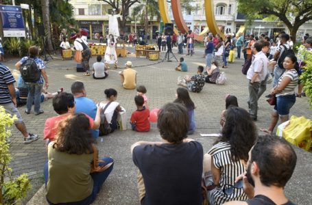 Festeju: teatro ao ar livre atrai o olhar e a curiosidade do público em Jundiaí