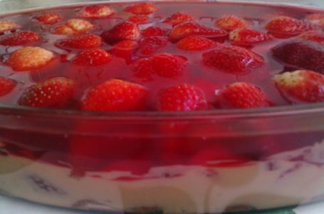 Receita: GELATINA AO CREME COM MORANGOS