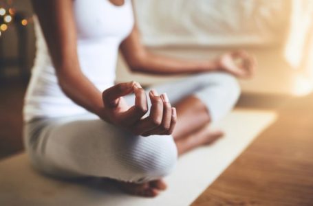 Meditação para dormir: 8 benefícios, dicas e apps para ajudar a relaxar