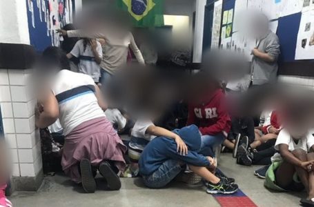 Crianças se escondem em corredor de escola durante tiroteio na Rocinha, na Zona Sul do Rio