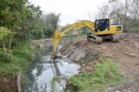 Prefeitura de Cajamar realiza desassoreamento e limpeza de rios da cidade