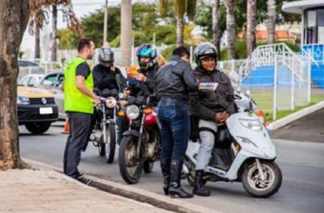 Terceira blitz educativa orienta motociclistas sobre trânsito seguro em Itupeva