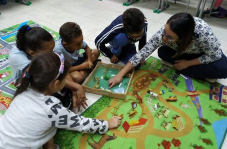 De maneira lúdica, professora alfabetiza alunos com dificuldades no aprendizado em Cabreúva