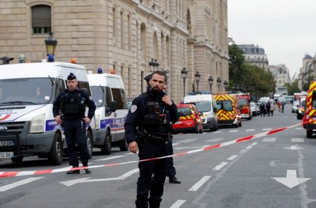 Quatro policiais são mortos em ataque à sede da polícia de Paris