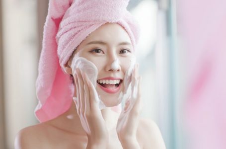 Por que você não deve usar qualquer sabonete para lavar o seu rosto