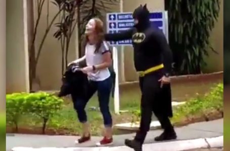 PM que bombou na web ao buscar filha vestido de Batman diz que investe em tempo com os filhos: ‘Pai presente’