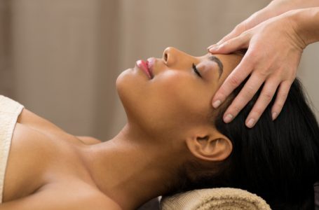 Massagem facial: tudo sobre essa técnica relaxante e rejuvenescedora