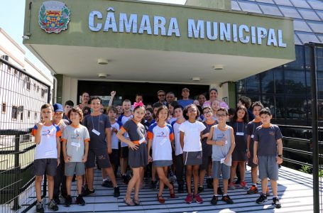 Alunos do 3º ano do Colégio Interação conheceram a Câmara Municipal