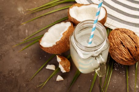 Água de coco realmente faz bem à saúde?