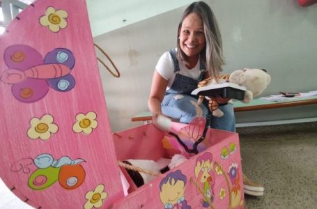 Professora abre baú e encanta crianças com a leitura em Cabreúva