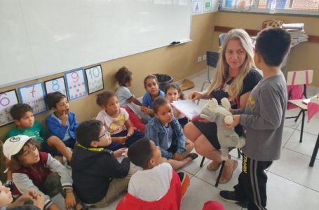 Cachorro de pelúcia passeia pela casa dos alunos e deixa lições de amor e responsabilidade em Cabreúva