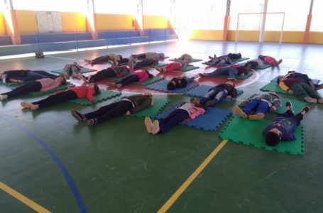 Professora inclui técnicas de respiração e meditação no cotidiano escolar em Cabreúva