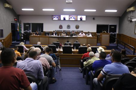 Vereadores rejeitam duas contas de dois ex-prefeitos em sessão extraordinária