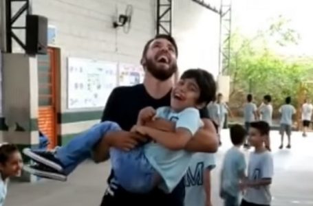 Professor pula corda com aluno cadeirante no colo, e vídeo viraliza na web