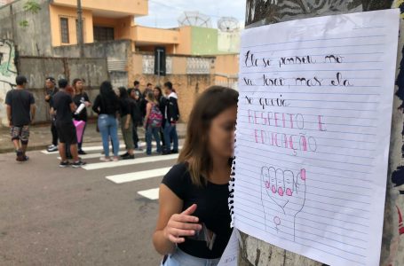 Alunos fazem protesto em apoio a professora que teria sido filmada por baixo da saia em Jundiaí