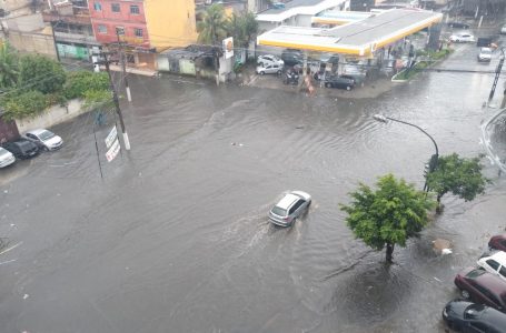 Chuva forte causa transtornos e Rio entra em estágio de atenção