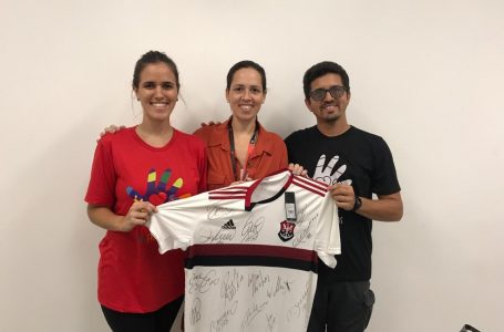 ONG ganha camiseta do Flamengo, autografada por jogadores, para ajudar na construção de escola na África