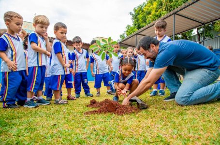 Prefeitura promove ação de plantio de árvores nas escolas da rede municipal em Itupeva