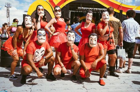 CarnaUOL 2020: Fantasias em grupo e ombreiras são tendências do carnaval