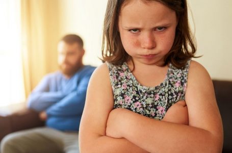 Rebeldia infantil pode estar relacionada a ausência dos pais, afirma especialista