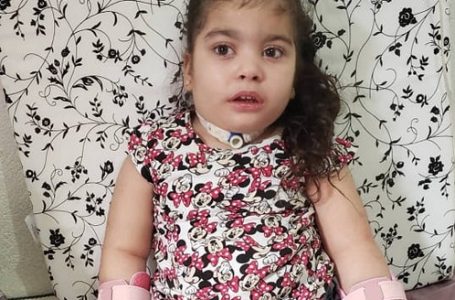 Mãe faz campanha nas redes sociais para comprar cadeira de rodas adaptada para filha de 4 anos