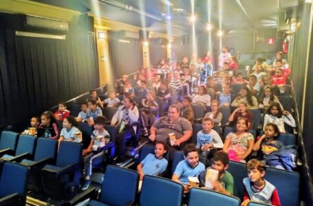 Cinema itinerante atrai olhos curiosos e promove a inclusão em Cabreúva